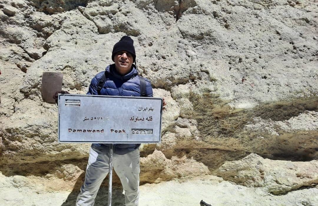 شهاب شعبانی کوهنورد خوزستانی با صعود به قله دماوند بام ایران، این صعود را به شهدای استان خوزستان تقدیم کرد. 