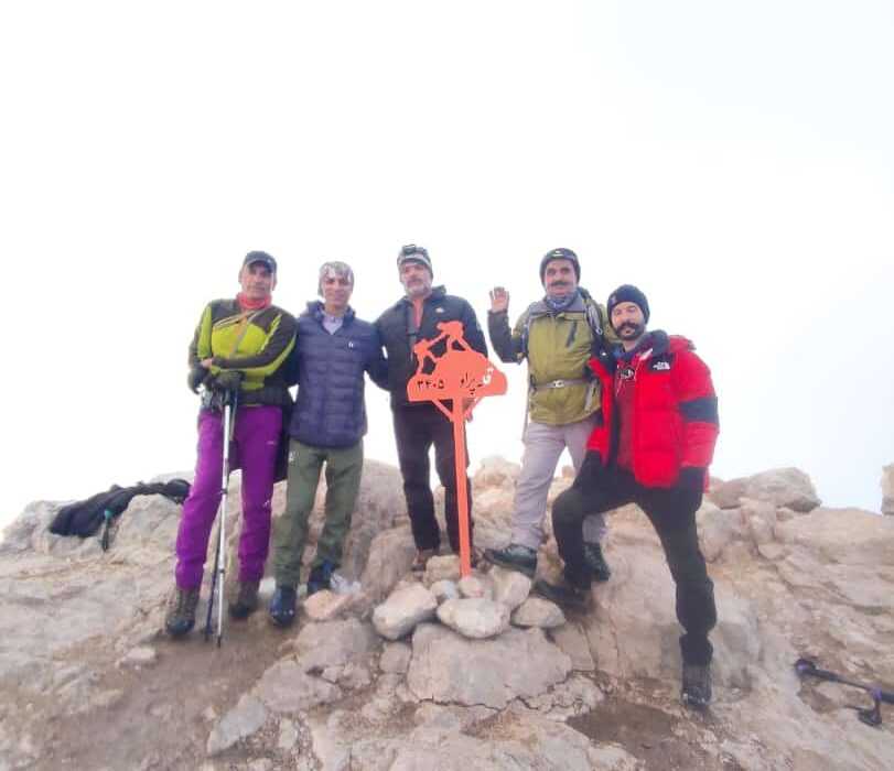 صعود تیم ۱۵ نفره کوهنوردان خوزستانی به قله پراو کرمانشاه